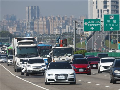 國道湧現大量旅遊車潮 多處壅塞時速低於40公里