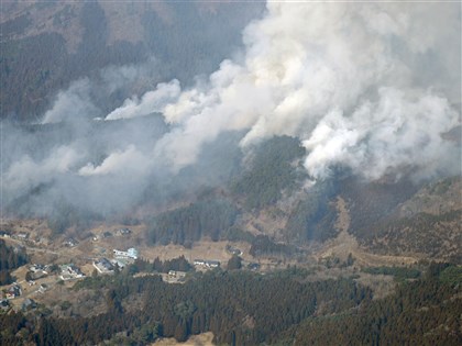 日本岩手山林火災已延燒近3天 專家分析災情擴大3因素