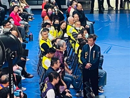 國民黨花蓮問政說明會 退休師葉春蓮嗆聲傅崐萁被請出場[影]