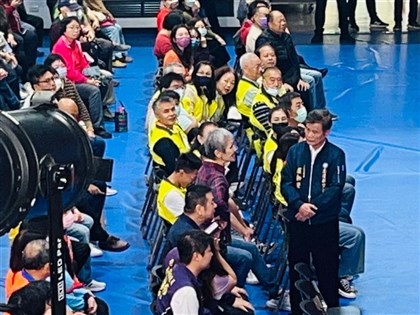 花蓮退休老師葉春蓮嗆聲傅崐萁被請出場 民進黨團聲援