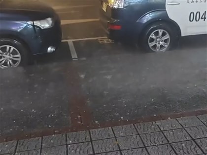 冰雹凌晨襲雙北伴春雷巨響 民眾夢中驚醒紛拍畫面[影]