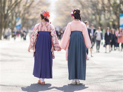 日本大學畢業季 學生愛在櫻花下打卡 畢業歌有排行榜