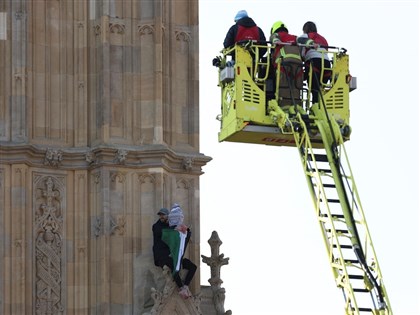 男子持巴勒斯坦旗攀大笨鐘示威 僵持16小時落幕