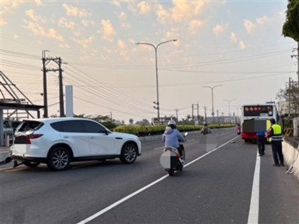高雄公車追撞3車 印尼籍騎士捲車底重傷命危
