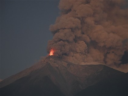 瓜地馬拉火山噴發湧岩漿 1000名居民撤離家園[影]