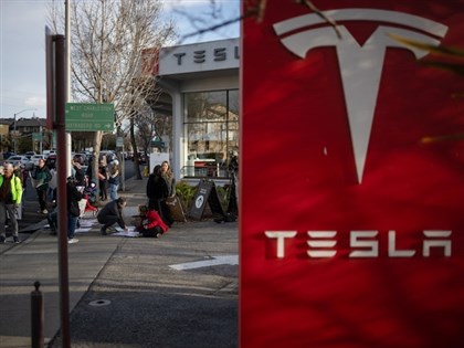 特斯拉股價為何暴跌？川普關稅戰、馬斯克一心多用掀投資人疑慮