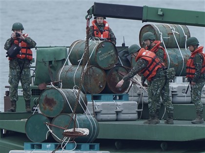 國軍立即備戰操演第2日 淡水河口設阻絕鏈、CM11戰車八里演練【圖輯】