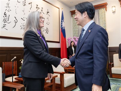 總統接見亞利桑那州長 盼打造非紅供應鏈最佳示範地