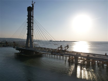 淡江大橋淡水端橋面板閉合 拚115年3月通車