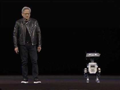 輝達GTC推出開發人形機器人技術 實體登台與黃仁勳互動[影]