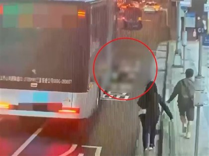 三重客運公車門夾拖行乘客手腳擦挫傷 警詢駕駛稱未注意[影]