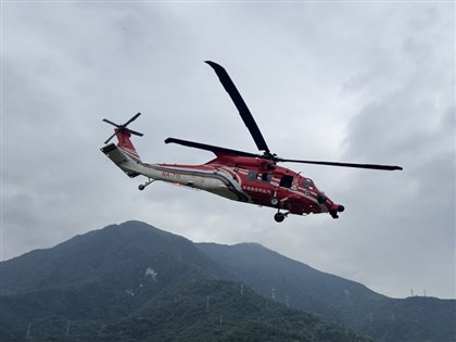 奇萊東稜山難1死 16山友遇大雪困山屋直升機救援下山