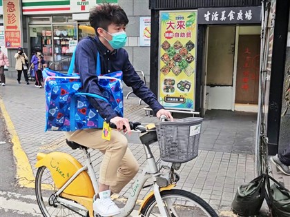 都會醫師騎YouBike外送醫療 長照在家住院新思維