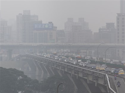 北市下午空氣品質估亮紅燈 環保局：外出戴口罩