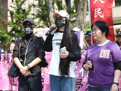 中配亞亞訴求內政部撤銷處分 抗議民眾包圍嗆滾回去