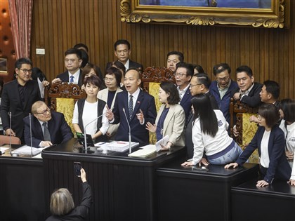 游智彬直播惹議 民進黨團再占主席台朝野對峙