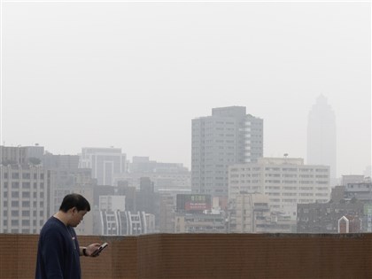全台白天依舊暖熱日夜溫差大 北部空氣品質紅色警示
