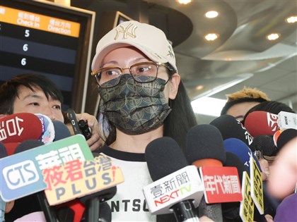 陸配亞亞搭機離台 盼申請團聚時政府依法行事