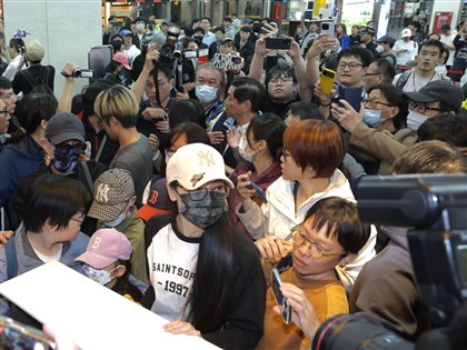 陸配亞亞搭8時45分班機離台 媒體包圍松機場面混亂