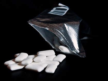 嚼口香糖竟吞下塑膠微粒 研究發現攝入新來源