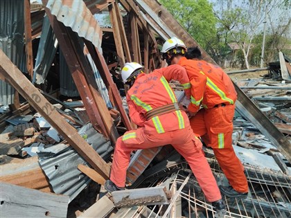 緬甸地震撼動瓦城 多棟建築倒塌民眾不敢回屋內
