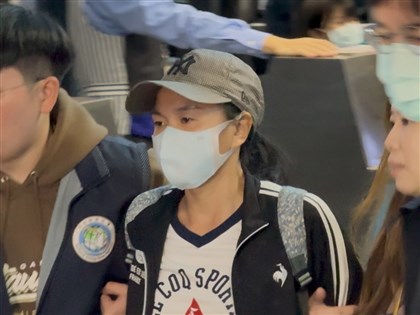 陸配小微遭強制出境 抵桃機高喊愛家愛國有錯嗎