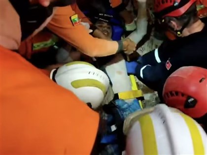 緬甸地震救援再傳好消息 男子困瓦礫5天獲救[影]