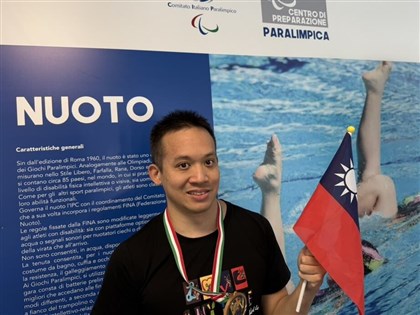 自閉症畫家李柏毅赴羅馬參賽水上芭蕾 勇奪亞軍會場國旗飄揚