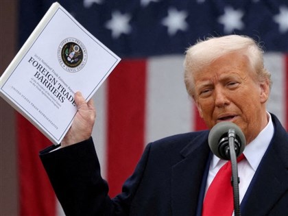 美官員指逾50國聯繫貿易談判 否認川普以關稅逼聯準會降息