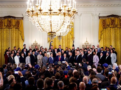 道奇進白宮會見川普 大谷翔平與美國獨立宣言合照