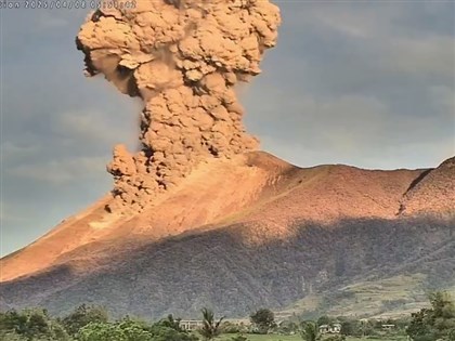 菲律賓中部火山噴發 火山灰直衝4000公尺高[影]