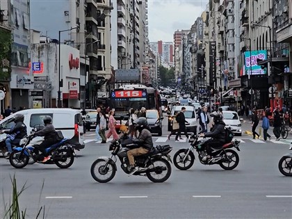 騎上去是為了活下去：阿根廷機車騎士城市生存術