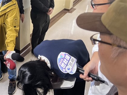 指外交部人員涉共諜 徐巧芯鞠躬致歉：同名誤植