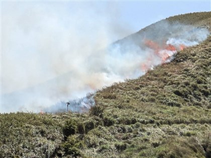 陽明山小油坑火燒山煙霧瀰漫 七星山步道封閉[影]