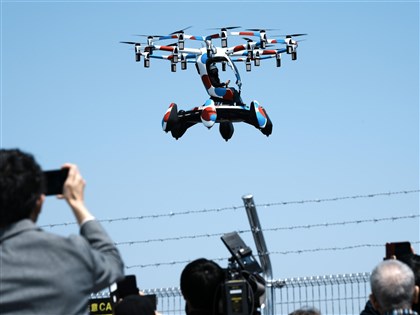 大阪世博開幕第2天 空中飛行車首度展示飛行