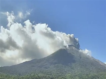 菲律賓中部活火山蠢動 噴出煙雲達800公尺[影]