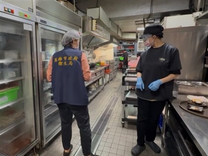 高雄燒肉店疑食物中毒累計18人就醫 延長停業至21日