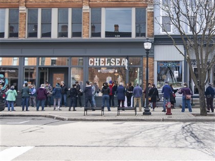 密西根書店遷新址 居民組「人鏈」接力搬逾9000本書[影]