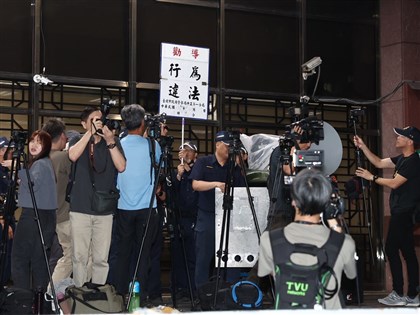 藍營群眾北檢外聚集 警方3度舉牌警告行為違法