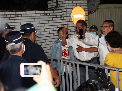 朱立倫號召北檢外集結 北市160名警力維安籲自制[影]