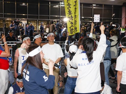 藍營群眾北檢外深夜持續聚集 警方7度舉牌