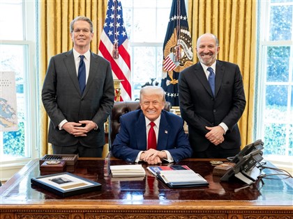 關稅急轉彎 華爾街日報：2官員趁強硬派納瓦洛不在 說服川普暫緩