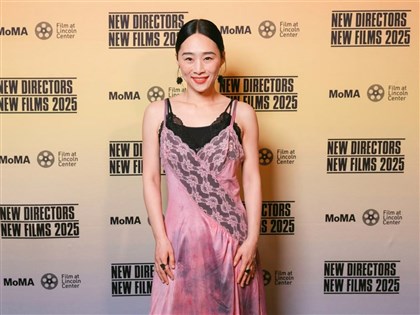 吳可熙「藍色太陽宮」奪香港影后 淚獻所有異鄉人