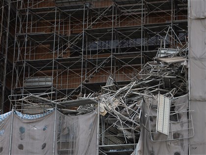 台大醫院外牆鷹架倒塌砸車無人傷 施工暫停