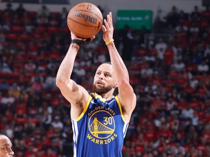 NBA柯瑞砍31分射垮火箭 勇士季後賽開紅盤