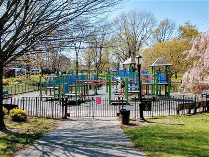 學童踢飛保溫瓶誤擊同學致牙斷 父母須連帶賠18萬