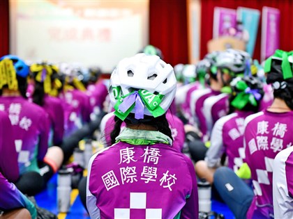 康橋單車隊遇車禍完成環台返校 師生繫紫緞帶迎接