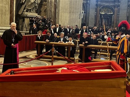 陳建仁任特使弔唁教宗 抵羅馬赴梵蒂岡瞻仰遺容[影]