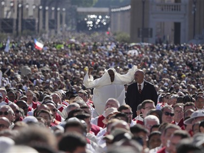 20萬人送別方濟各 樞機團長：是走入群眾的教宗