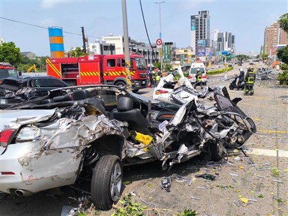 台中向上路聯結車疑煞車失控 撞逾20汽機車9人送醫[影]